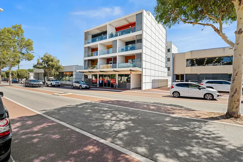 Executive style two bedroom, two bathroom, secure third floor apartment. (lift in complex)