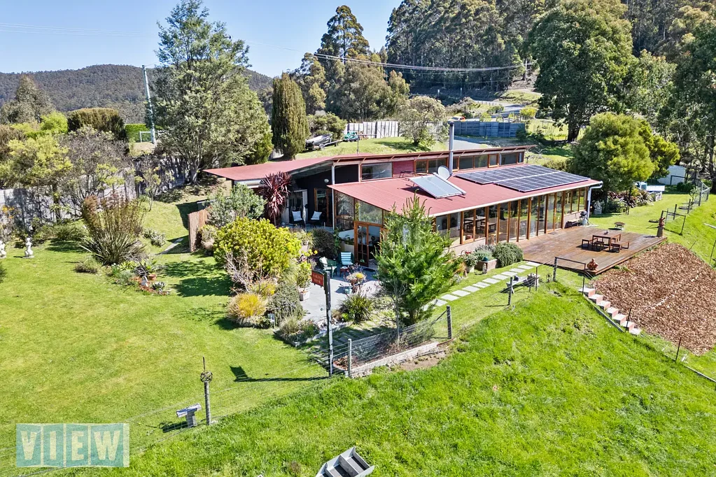 Woodbridge 3房  Cleverly designed, solar passive home with stunning north facing water views on 51 acres of pristine bushland.