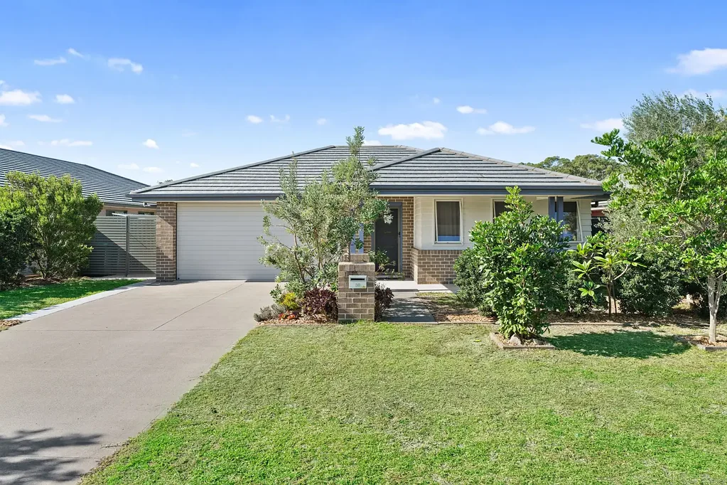 Fern Bay 4房  Put simply, light-filled and spacious in tranquil seaside enclave