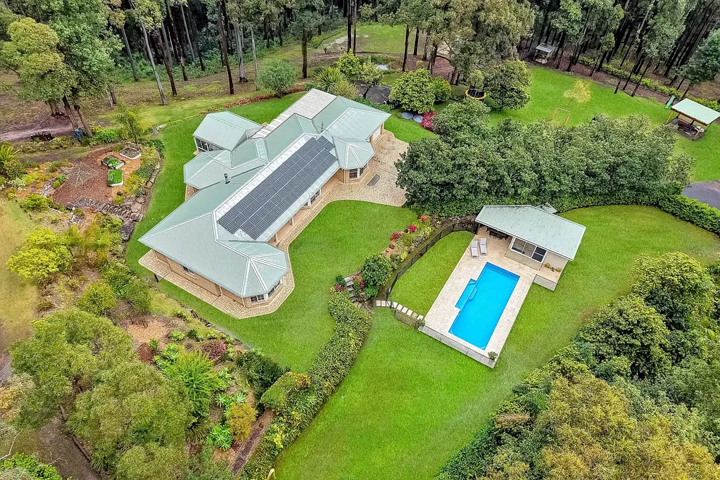 Lisarow 4 Bedroom Conveniently Located, Single Level Residence on 5 Private Acres