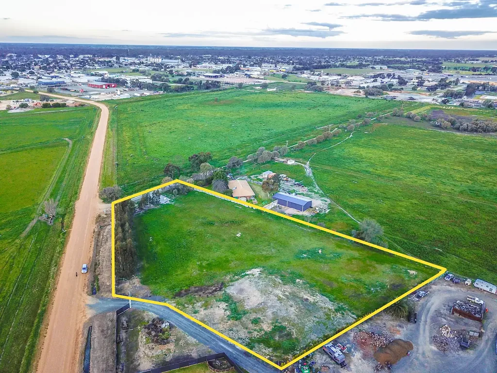 Deniliquin  Big Lifestyle Block on Edge of Town