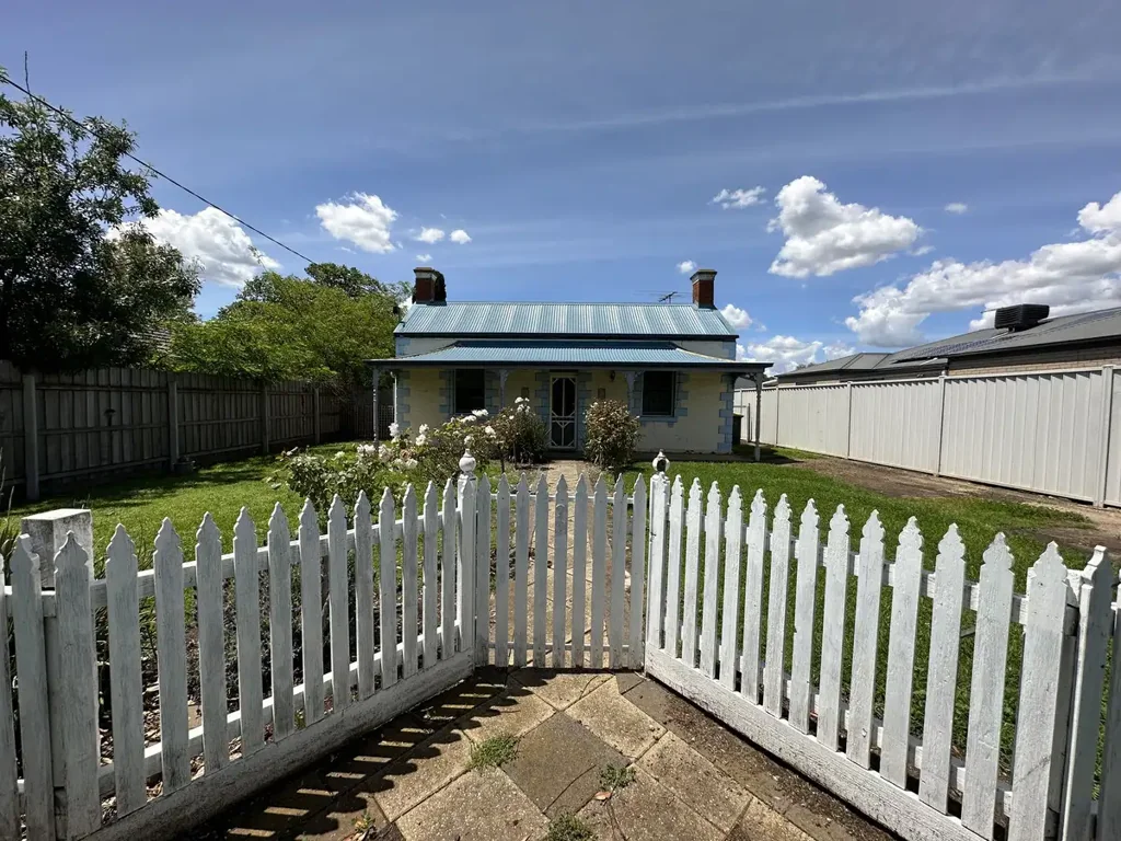 Cottage in the Heart of Town