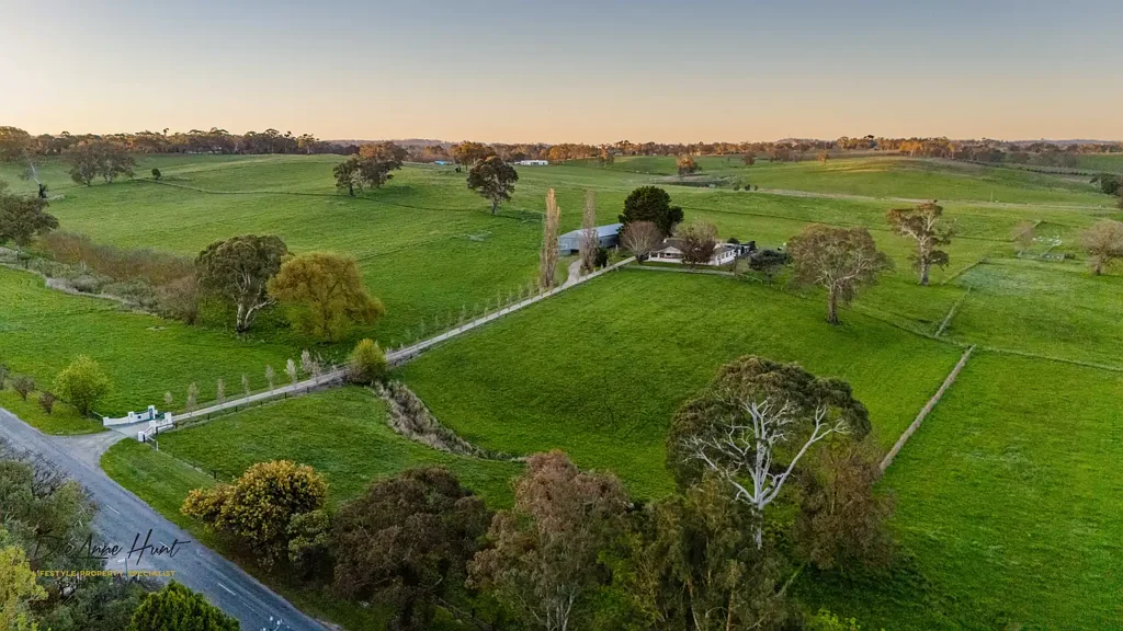 Woodside 4침실 'GRASSINGTON' – A Wholesome Country Lifestyle with Town and City Convenience on 31.6 Acres - Superb Shedding - Productive land