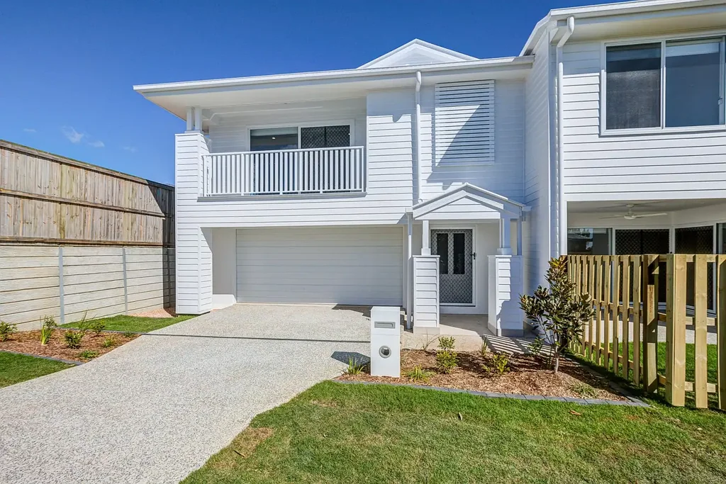 Near New Hampton Style Home in Parks Estate!