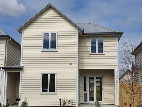 RENT REDUCED!! Modern 5 Bedroom!