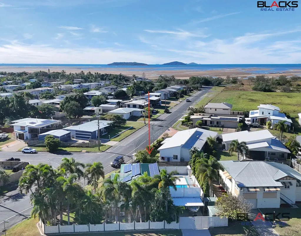East Mackay 3房  Family Home with Pool – Footsteps from the Beach