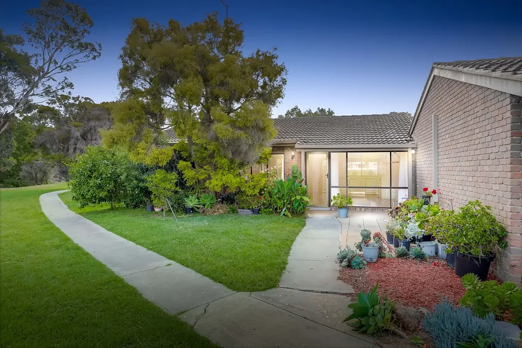 Niddrie 3 Bedroom Exceptional Location & Tranquil Living on the Edge of Valley Lake