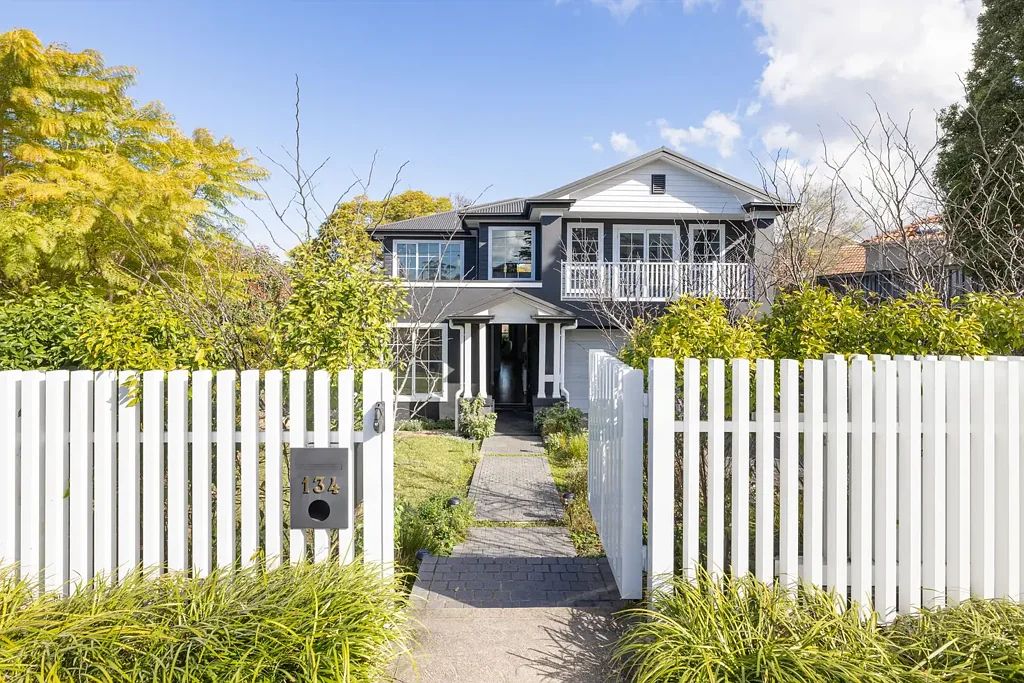 Gladesville 6Moenga Near-new family home on 708sqm in village heart address
