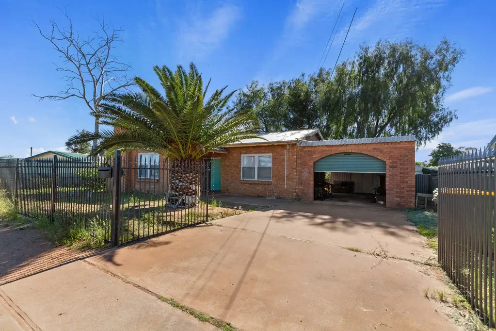 Port Augusta 2બેડરૂમ 🏡 Affordable Investment with Excellent Shedding & Parking