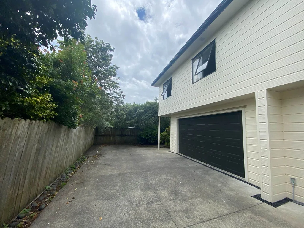 SECLUDED, HANDY TUAKAU LOCATION