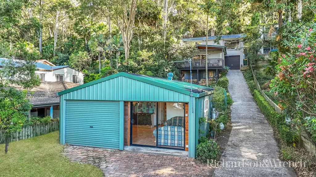 Umina Beach 4 Slaapkamer Spacious Family Living with Poolside Appeal & Private Guest Retreat