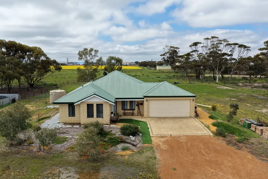 Kellerberrin 4 Bedroom Spacious 4 Bedroom Brick Home