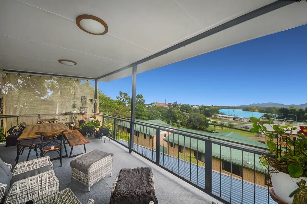 East Innisfail 5房  Dual-Living Character Home with Iconic Views – $575,000