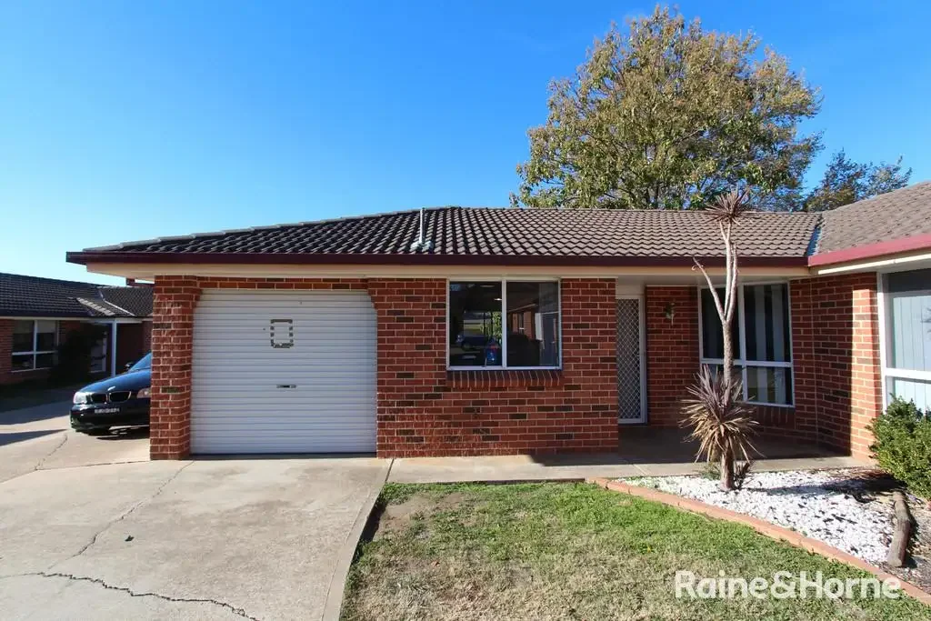 Large Unit in Neat Complex - Available 31/7/26