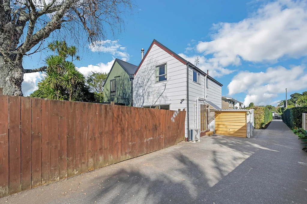 Mount Albert 3房  Do-Up Opportunity in Prime Mt Albert