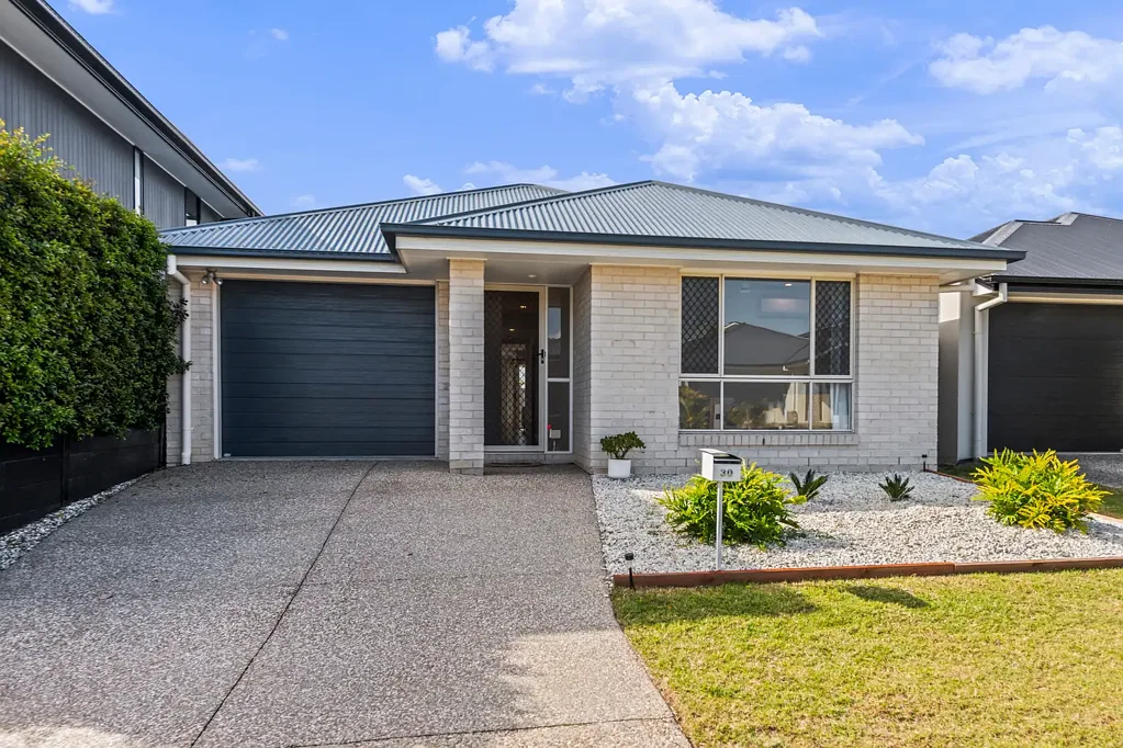 Stylish & Modern Home in Capestone Estate