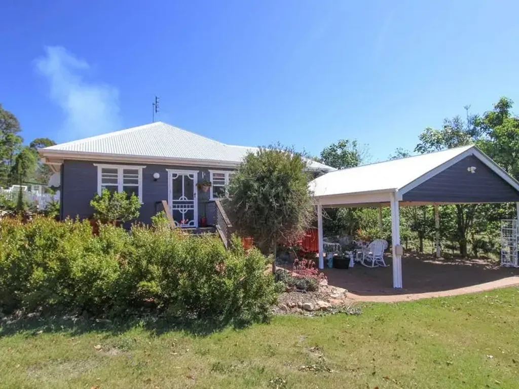 Beautifully Restored Cottage on 1 acre in Hampton