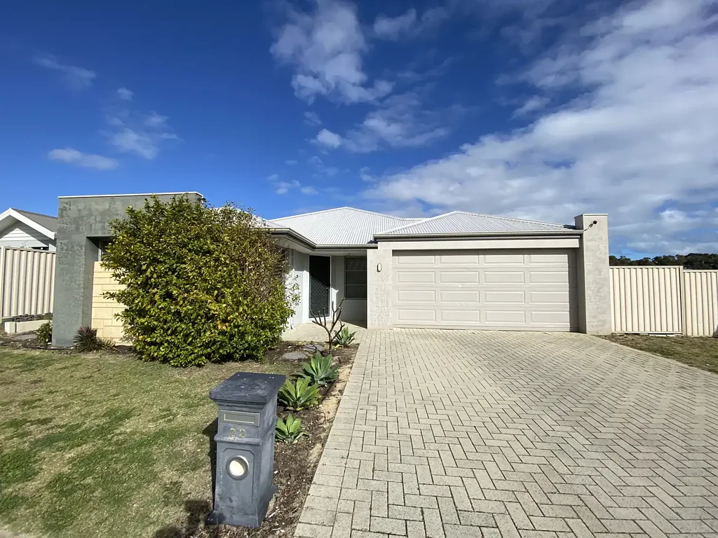 Spacious 4 bedroom 2 bathroom family home opposite park
Long term lease available!