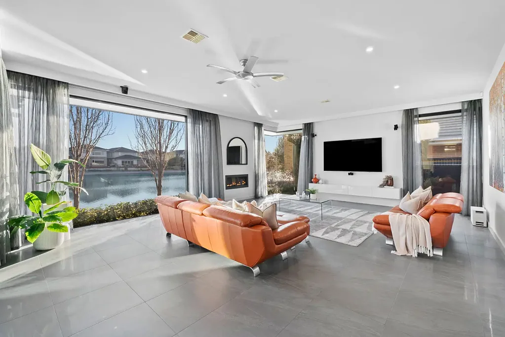 Sandhurst 4 Bedroom Luxurious Waterfront Living in Prestigious Estate