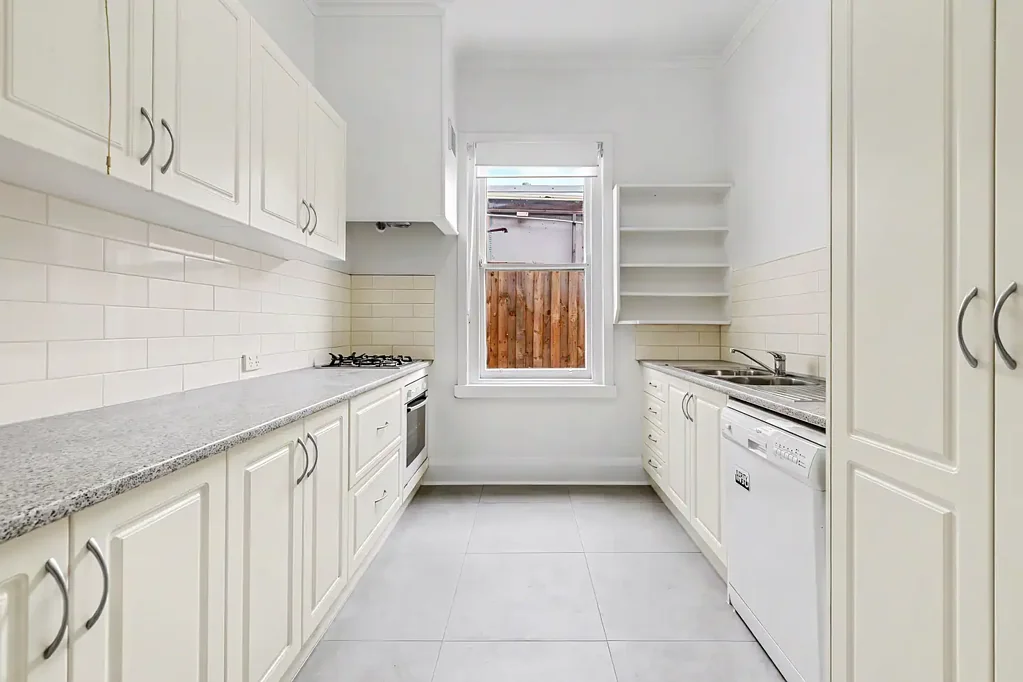 Freshly Updated 2 bedroom home in Convenient Malvern East Location