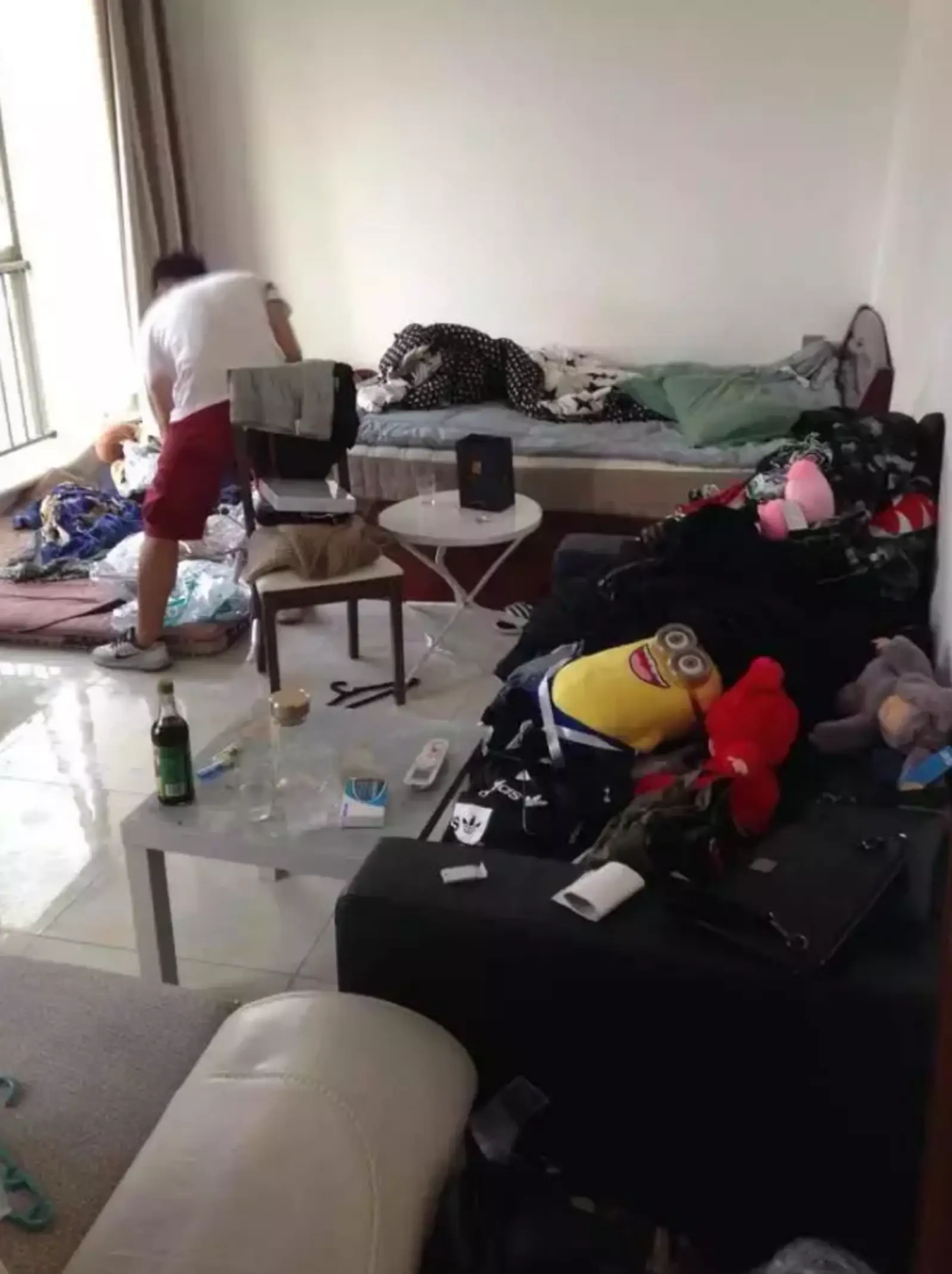 脊骨发凉！漂亮女孩退房后留下24车垃圾和一只死猫！是人是鬼，租一次房就知道了……