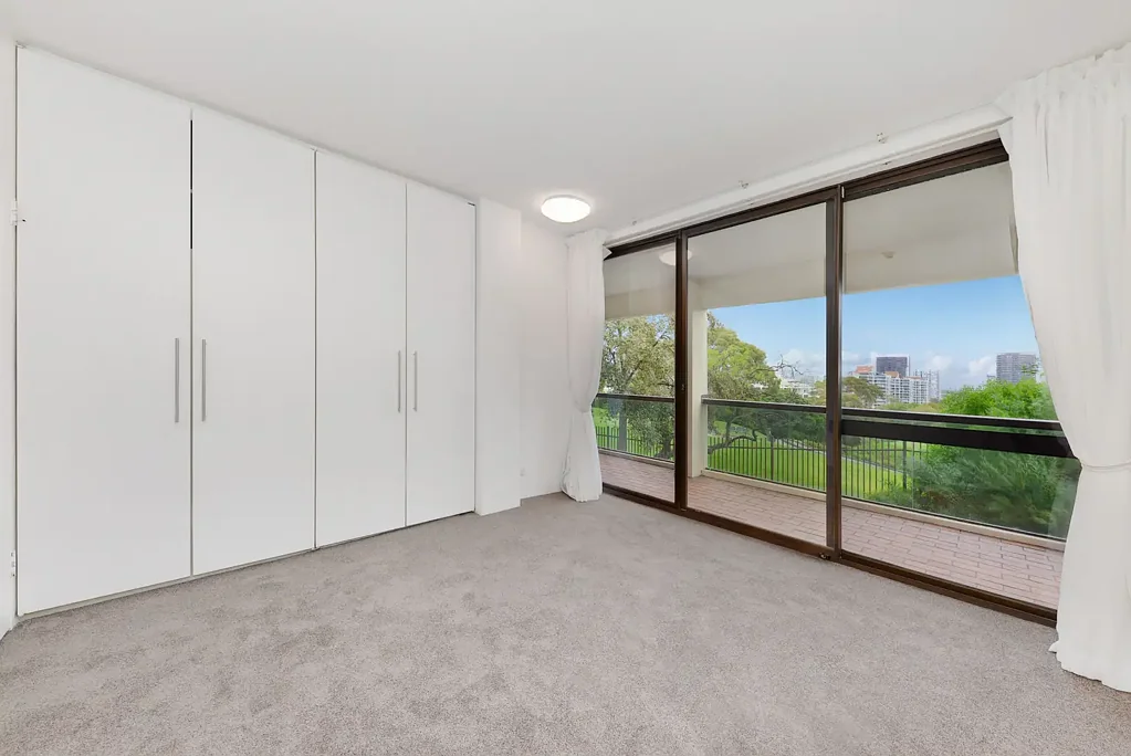 SPACIOUS & LIGHT-FILLED APARTMENT WITH PARKING