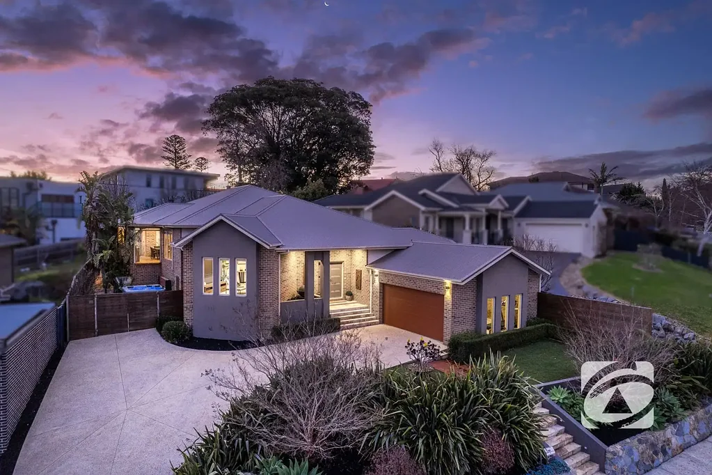 Narre Warren 4 Bedroom Modern Luxury with Sweeping Views in Narre Warren’s Finest Pocket