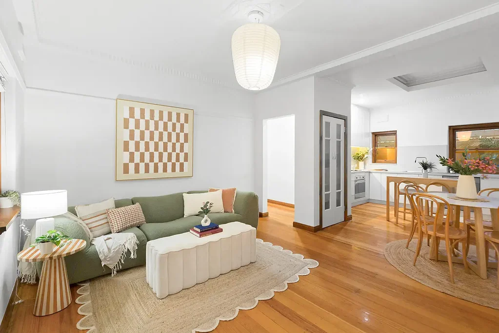St Kilda 2chambre An elevated, north-facing, one-of-a kind modern Deco find