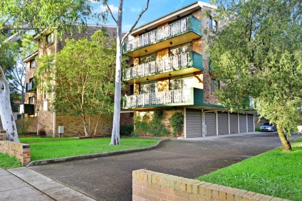 TOP FLOOR 2 BEDROOM WITH COMMUNAL GARDEN & VISITOR PARKING