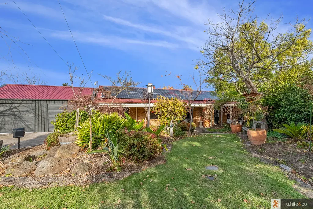 Whittlesea 3ਬੈੱਡਰੂਮ 2036m2 ( over 1/2 acre ) Corner allotment, Views, Sheds & Renovated home