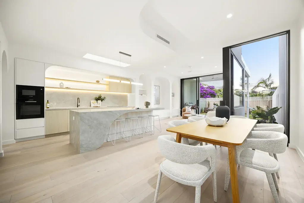 Kirrawee 4Zimmer Luxury Living with Unique Architectural Elegance