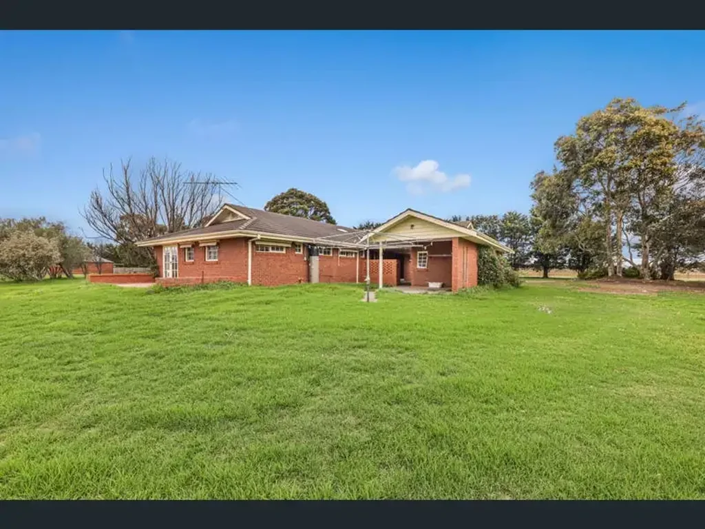 Four-bedroom, two-bath rental in Charlemont - spacious, secure, $650/week. Enquire now.