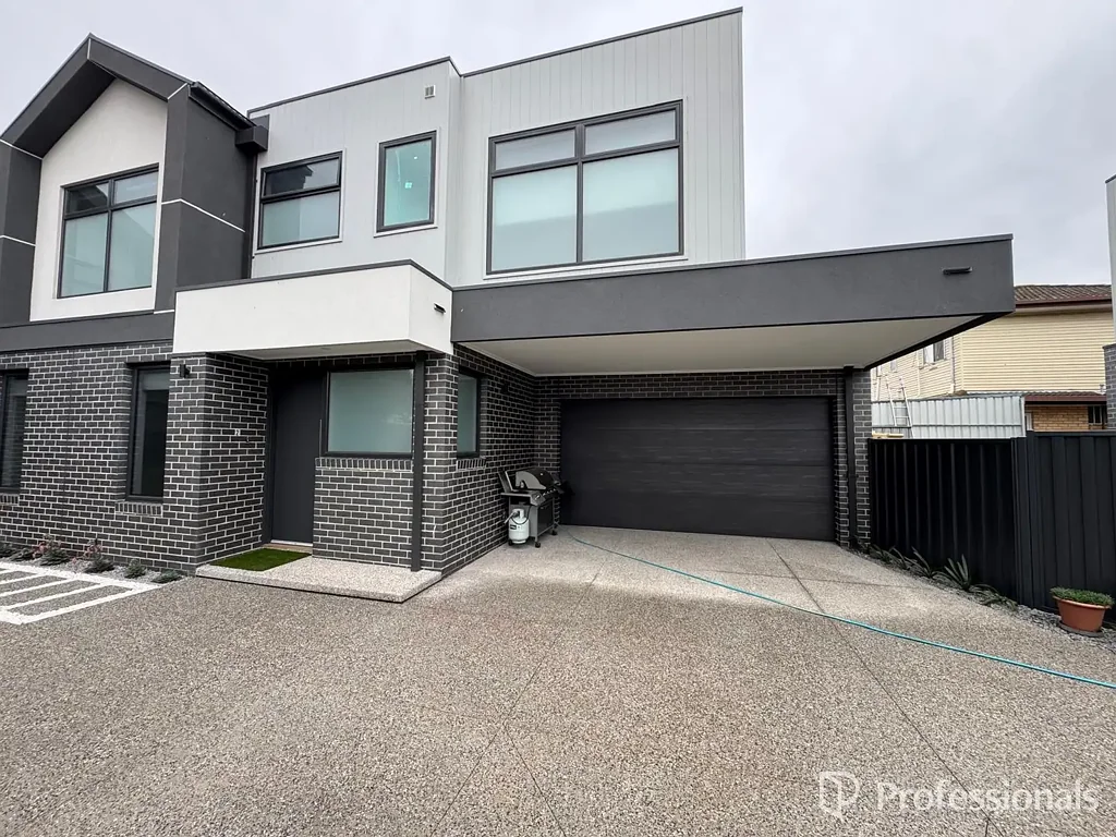 Newly Built Modern Townhouse in Prime Sunshine North Location