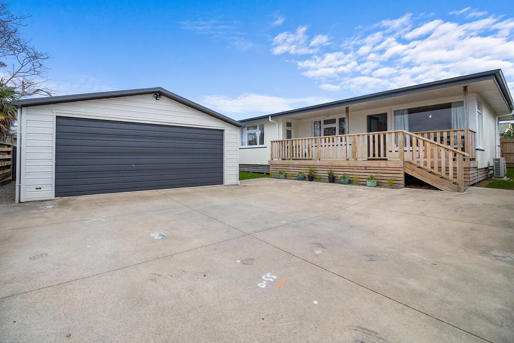 Spotswood 3房  Stylishly renovated home with a huge double garage