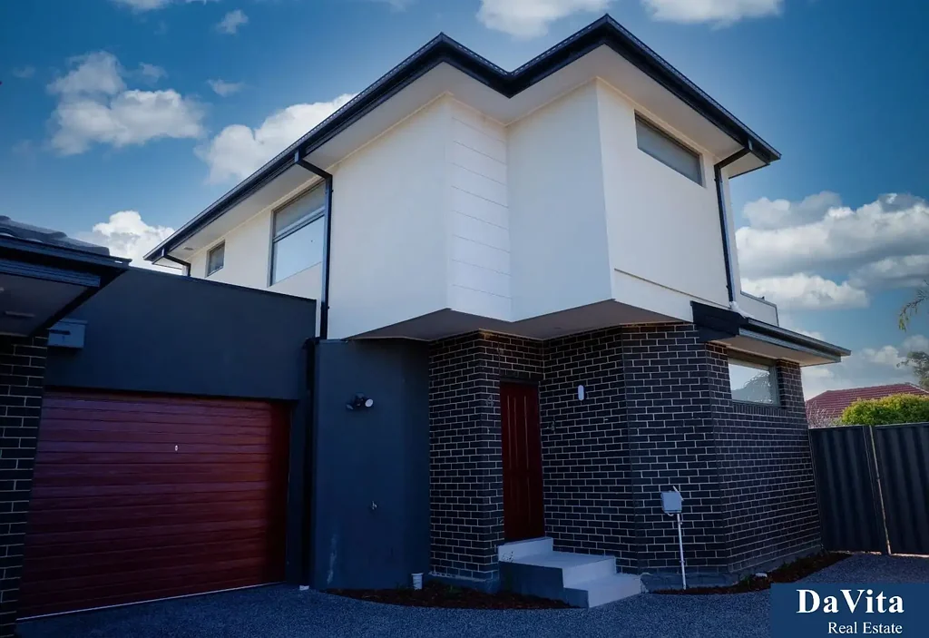 Spacious Modern Townhouse, Walk to Clayton Central!