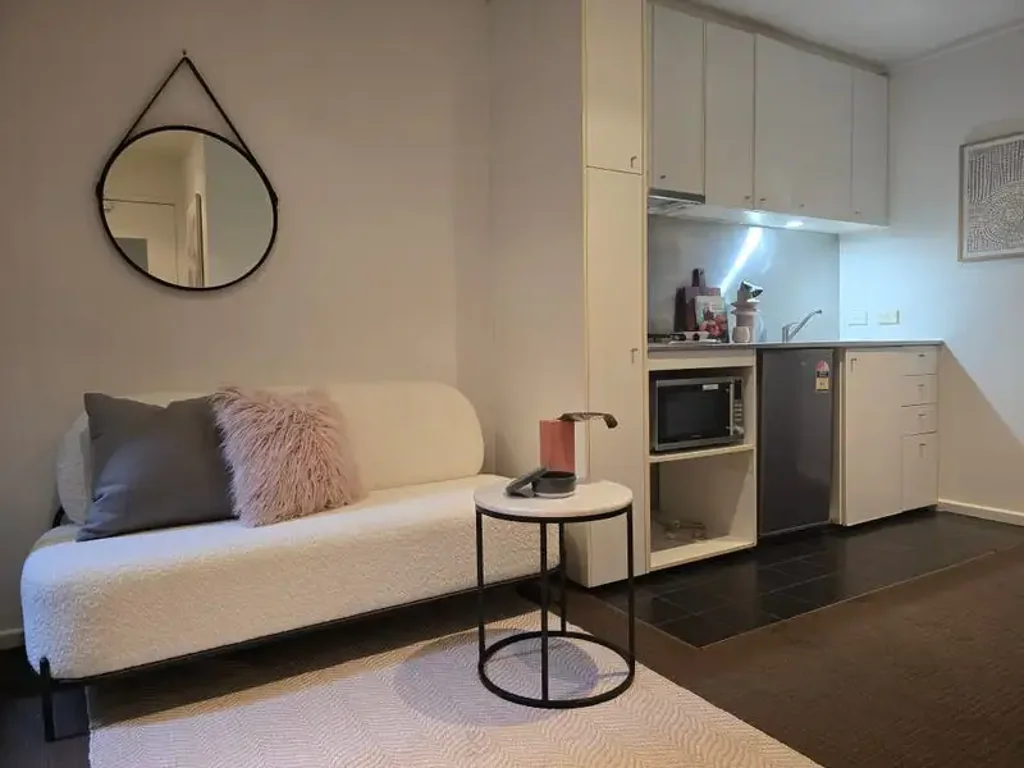 Melbourne 1 Bedroom Furnished & Tenanted | 9.4% Yield | Rental Growth Upside to $550–$570/wk