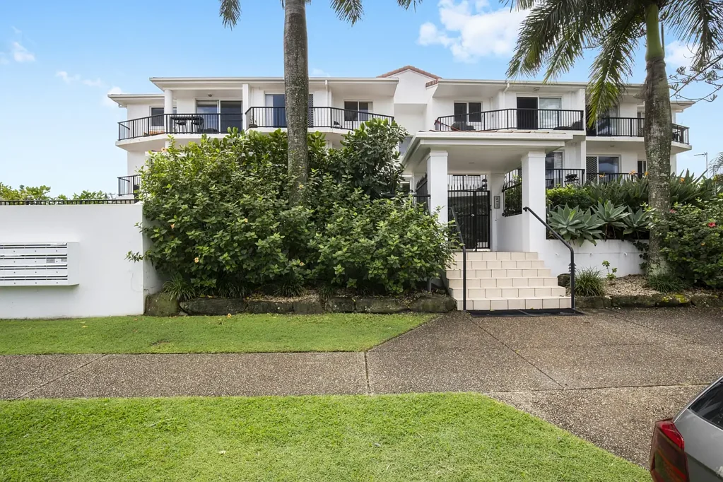 One Bedroom Apartment, 50m from Nobby Beach! WATER INCUDED IN RENT