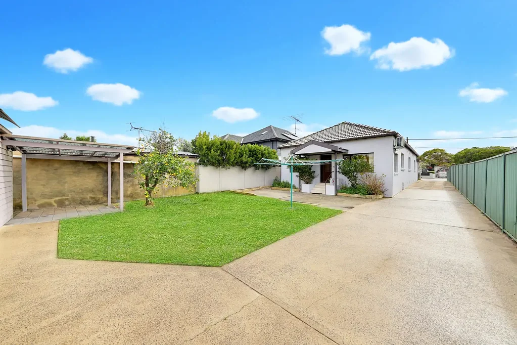Rosebery 3房 宽敞三卧 557sqm宽幅临街面 私密后院 大型独立工作室 现代厨房 日光室 便捷生活 Freestanding 3 Bed Home + Large Detached Studio