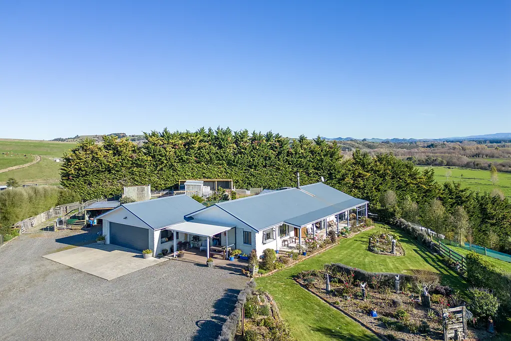 Waipukurau and Surrounds Lifestyle with expansive views.