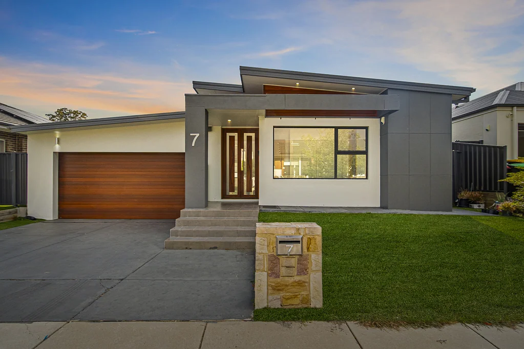 Moncrieff 4chambre Luxury Ground Level Living!