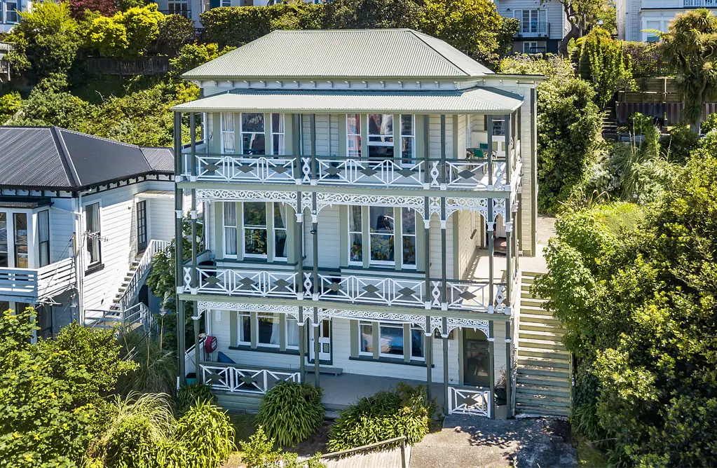 Kelburn 9房  Position & Income in a Landmark Offering