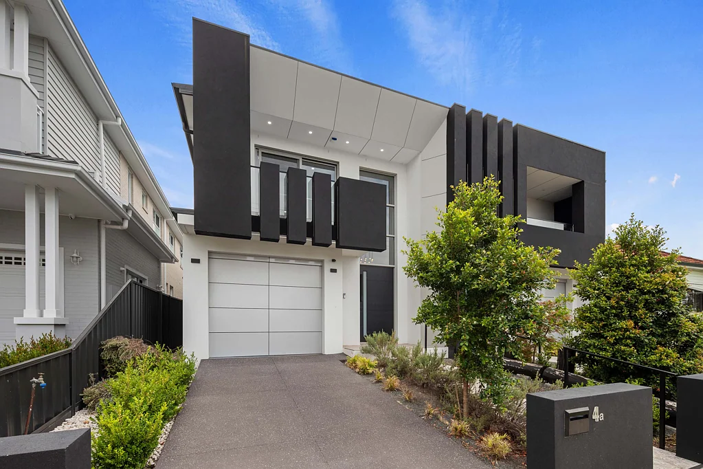 Mortdale 5房 5卧4卫套间浴 新建2023年 开放式设计 大面积地板 朝北阳光后院 车库停车位 理想安静地段 LARGE FULL BRICK DUPLEX