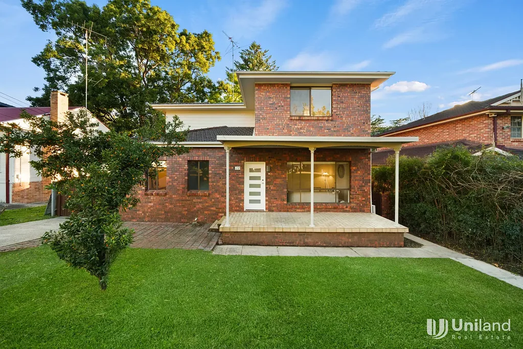 Carlingford 5部屋 Prime R4 Development Opportunity with Spacious Family Home in a Central Carlingford Location