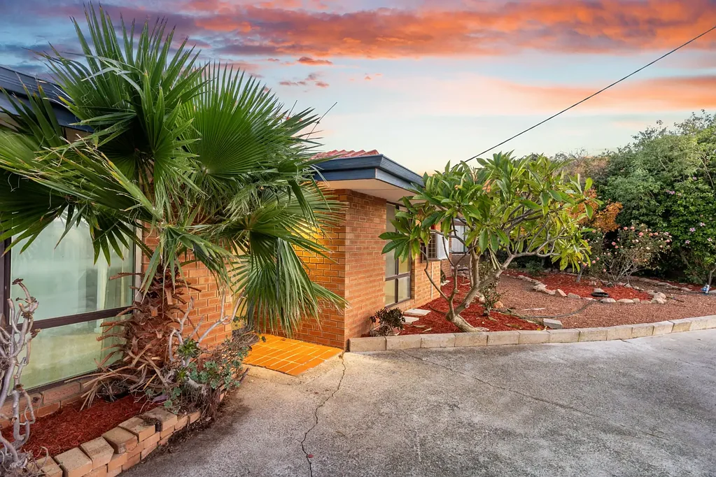 Hamilton Hill 4غرفة نوم Spacious Family Home with Potential
