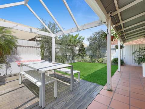 Burleigh Waters 2 Bedroom Charming Cottage-Style Home in a Quiet, Close-Knit Complex of six!