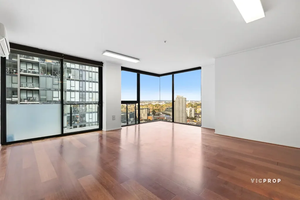 SPACIOUS CORNER APARTMENT WITH STUNNING VIEWS & RESORT-STYLE FACILITIES