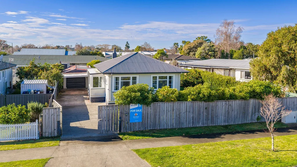 Parkvale 2Zimmer Parkvale Beauty with Great Garaging and Section!