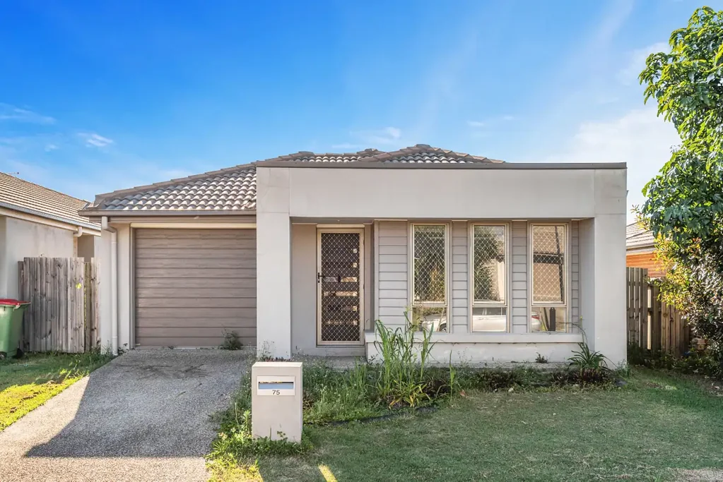 4 BEDROOM WITH AIRCON IN MAIN BEDROOM & LIVING AREA