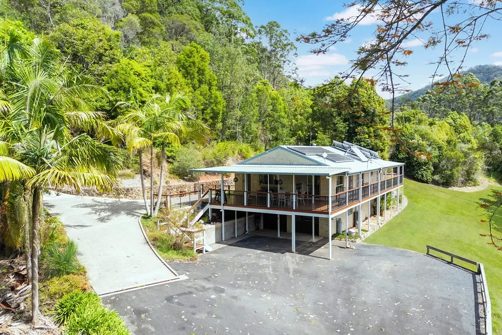 Fully Furnished Rural Retreat with Four Bedrooms & Modern Comforts