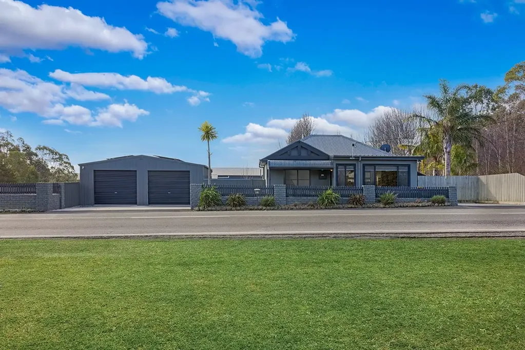 Bushfield 3房  Spacious Living, Endless Potential on a Generous Block